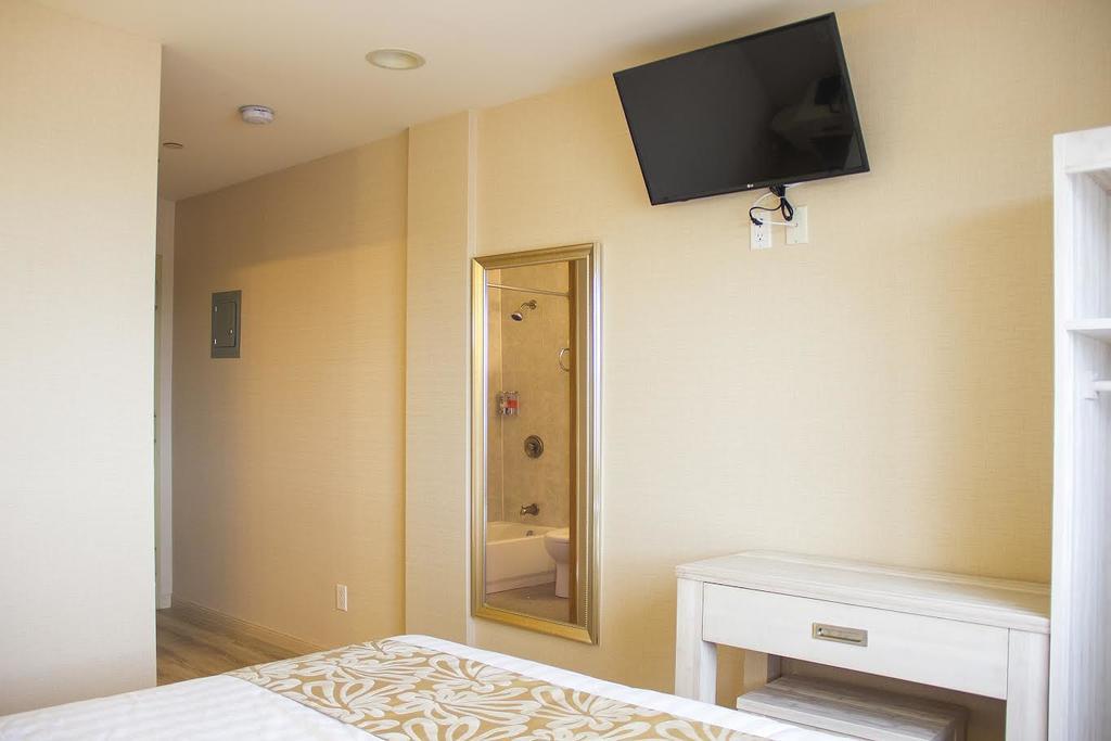 Phoenix Hotel Brooklyn Sunset Park (Adults Only) New York City Exterior photo